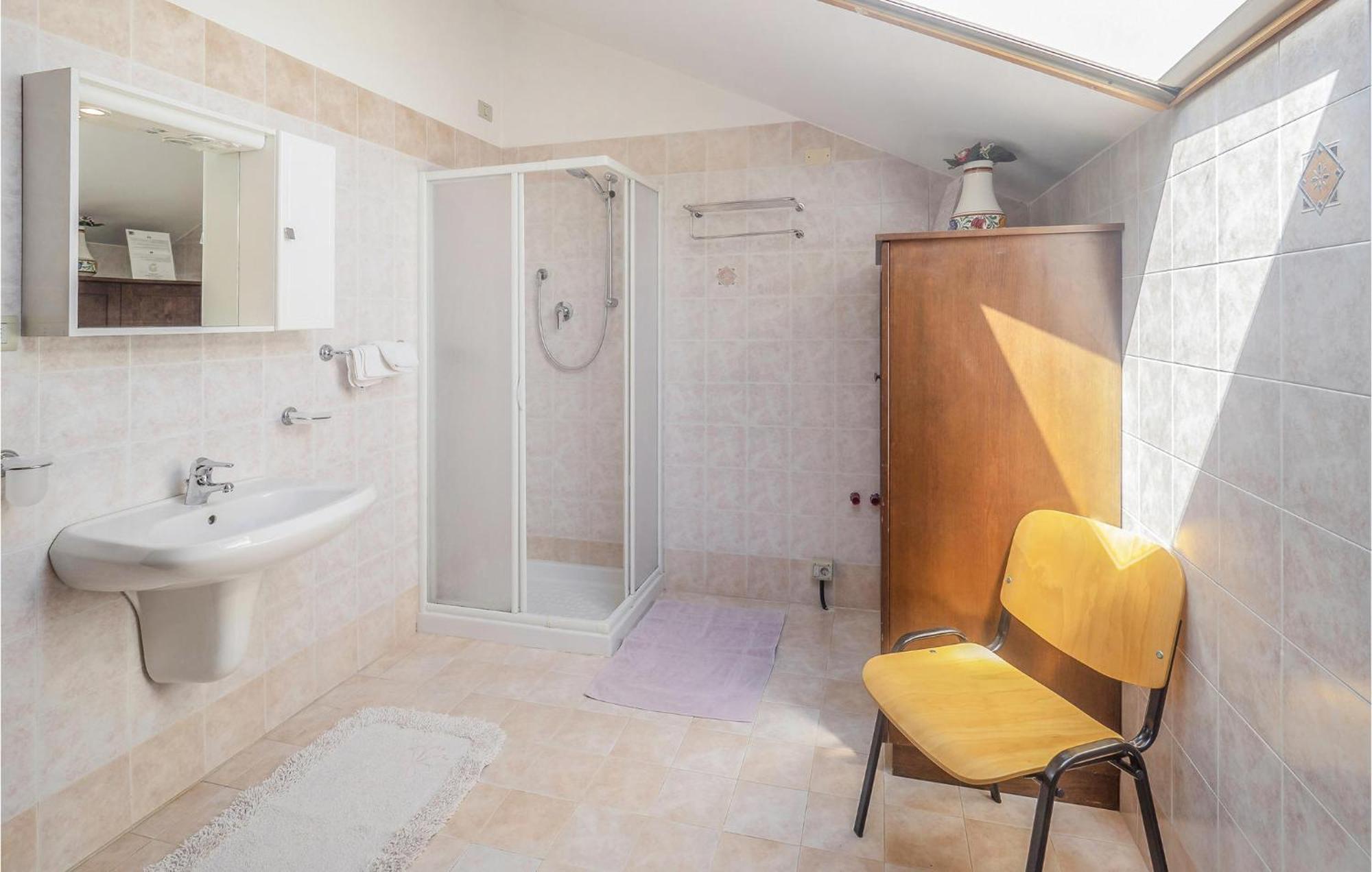 Awesome Home In Ariano Nel Polesine With Kitchen San Basilio Rum bild