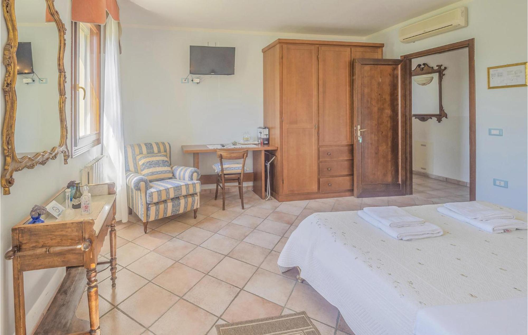 Awesome Home In Ariano Nel Polesine With Kitchen San Basilio Rum bild